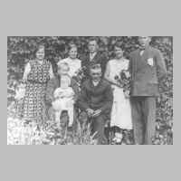 045-0014 Sitzend Oma und Opa Hoelger, links Frau Marie Koppke, geb Hoelger, mit Onkel und Tanten .jpg